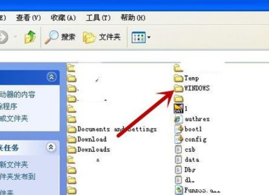 Windows自带的桌面背景图片放在哪里？