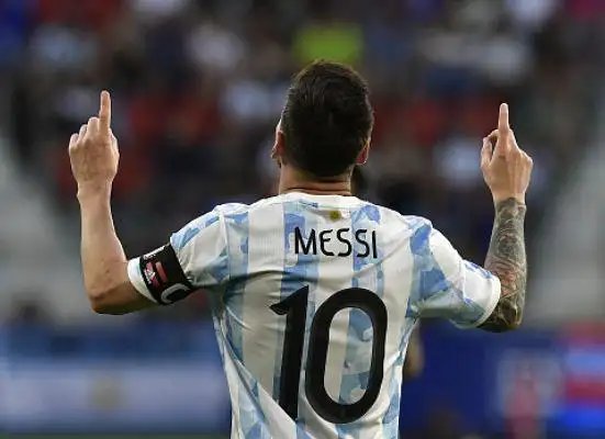 梅西上演五子登科，这位球员生涯还有哪些精彩表现？