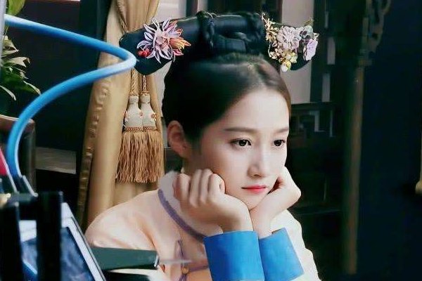 关晓彤自认是满清格格，皇室血统身份高贵，为何会看上鹿晗？