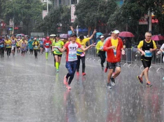 甘肃马拉松选手遇难，失温死亡和冻死是一回事吗？