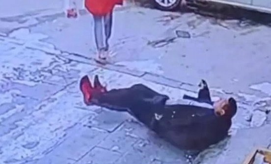 门店外结冰顾客滑倒摔飞手机，是顾客自己不小心还是商家没有做好防护？