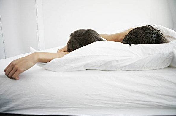 女朋友睡觉后，男朋友会偷偷做什么呢？