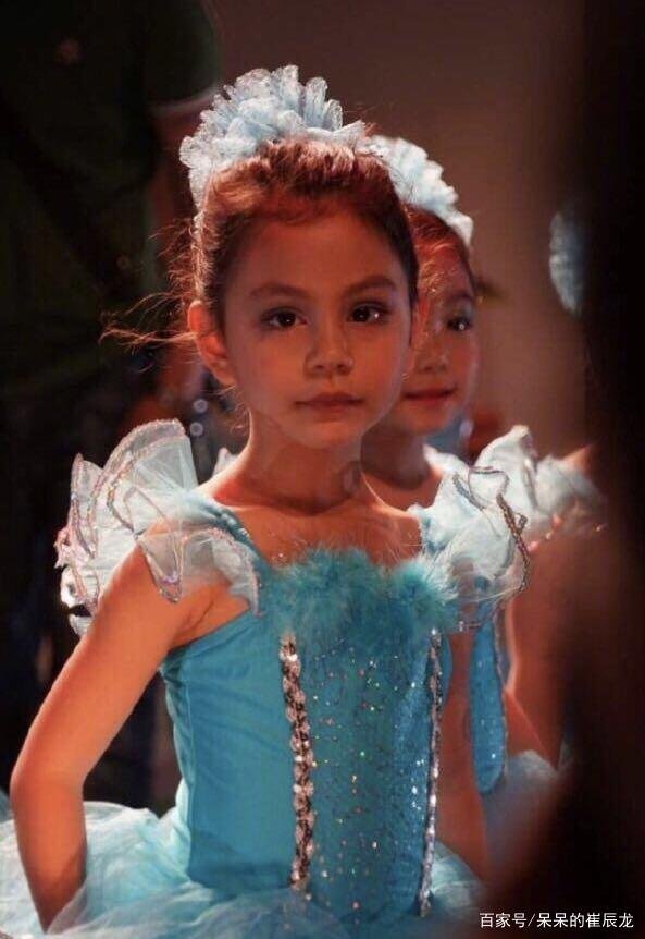 刘烨女儿霓娜长开了，五官轮廓鲜明十足混血感，你觉得这颜值高吗？