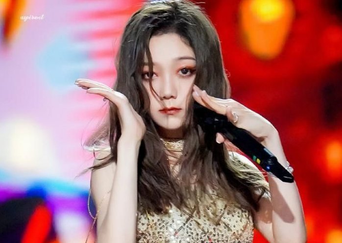 希林娜依高个人原创EP《吾》发行，她是通过什么节目出道的？