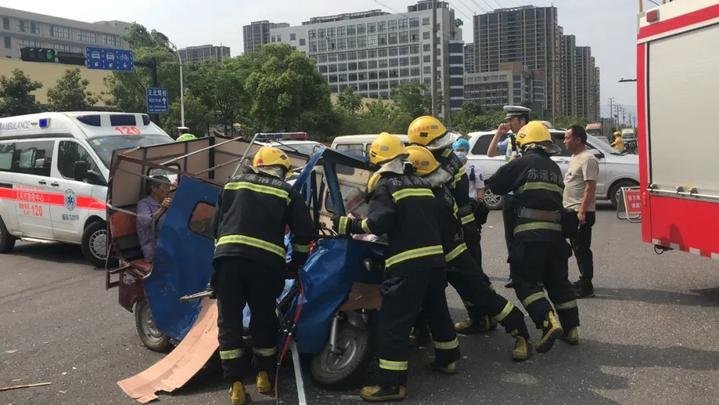 山西消防员渡河救人，到场后发现是自己母亲，你对这一幕有何感触？