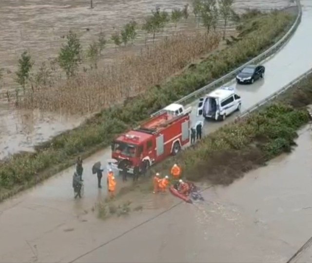 山西消防员渡河救人，到场后发现是自己母亲，你对这一幕有何感触？