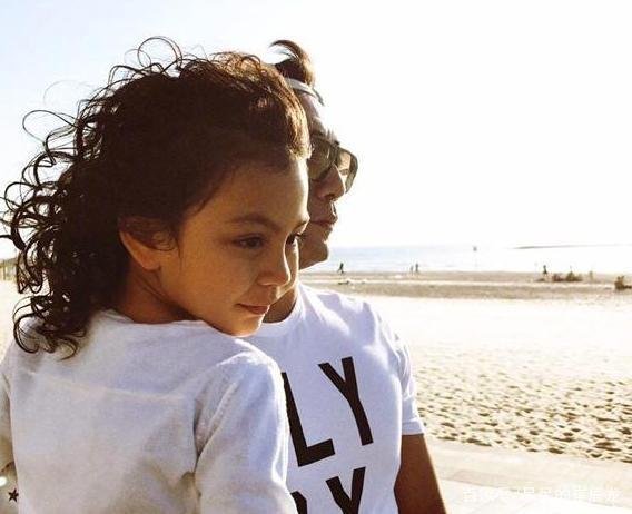 刘烨女儿霓娜长开了，五官轮廓鲜明十足混血感，你觉得这颜值高吗？