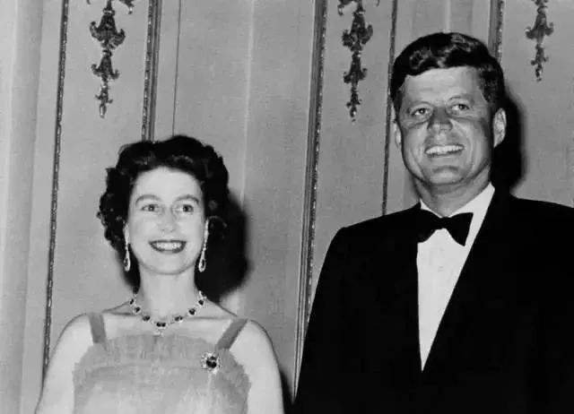 英国王室如何赚钱？女王的净资产有多少？