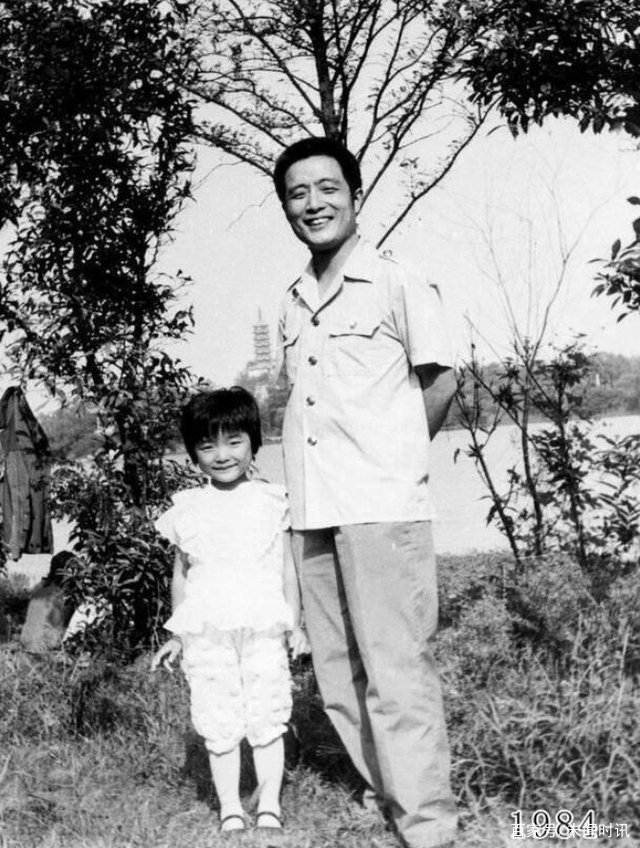 父女俩连续40年在同一地点合影，如今怎样了？