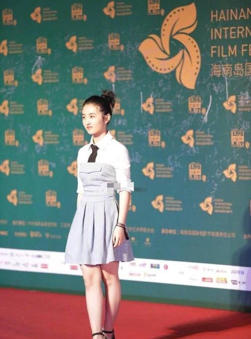 张子枫在金马奖穿卫衣走红毯引发网友热议,你觉得怎么样?