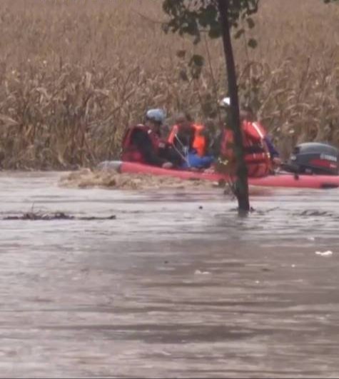 山西消防员渡河救人，到场后发现是自己母亲，你对这一幕有何感触？