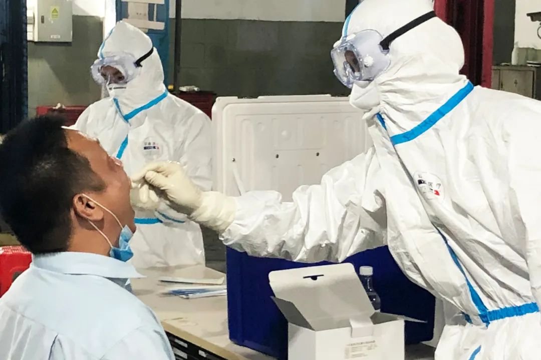 南京2岁男童排队做核酸被感染，谁该为此事担责？