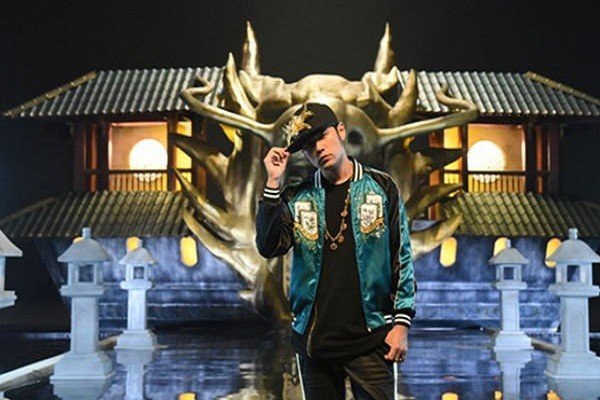 周杰伦上街遇到摊贩放自己歌，最近《说好不哭》有多火？