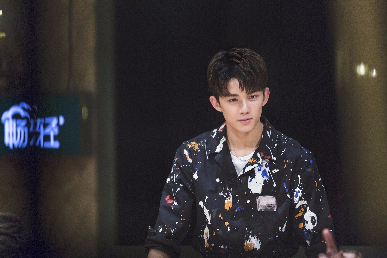 吴磊理寸头出席活动，马甲被网友称赞，什么类型的鞋子与他这身装扮更搭？