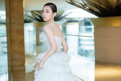 张子枫在金马奖穿卫衣走红毯引发网友热议,你觉得怎么样?