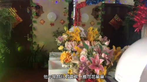 大爷把公厕布置成KTV，他为何要这么做？