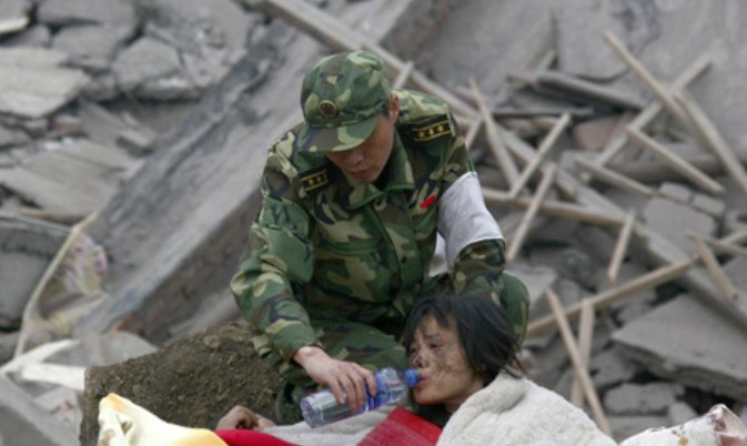 汶川大地震感人的图片和故事