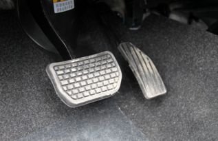 自动挡车打不着火，刹车硬，踩不下去