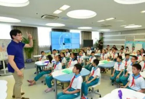 课程目标的三个维度是什么？