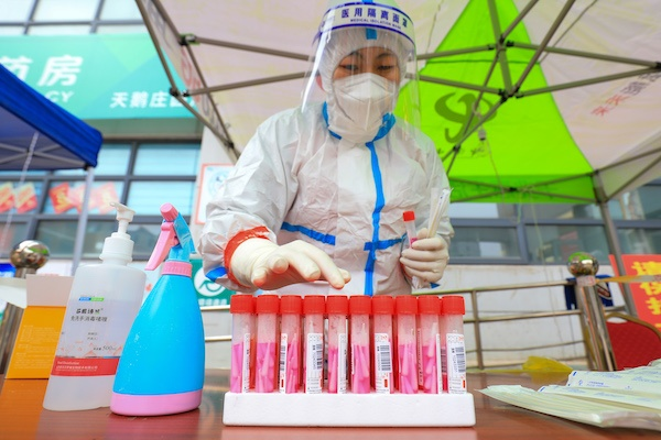成都突降暴雨，市民深夜顶高温冒雨核酸检测，当地人的防控意识有多强？