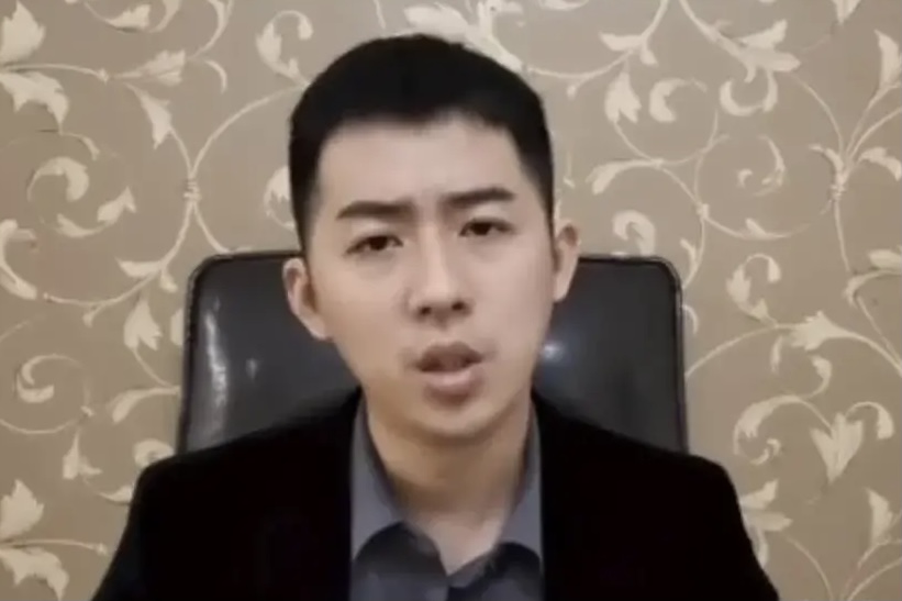 男子被空姐骗婚200万后称：后悔没珍惜前妻，他说这话要脸吗？