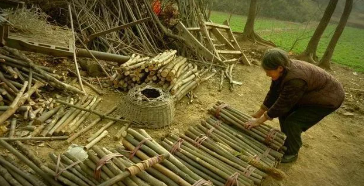 贵州一女孩睡梦中被烧死，家人称床下发现神秘油渍，警方对此有何表示？
