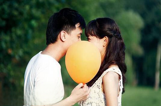 男朋友接吻会越抱越紧，什么原因？