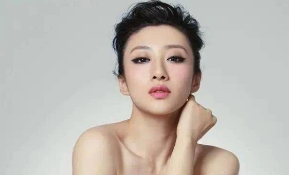 41岁刘思彤，出道22年形象百变多姿，如今过得如何？