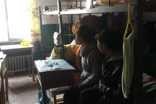 西安一名交大女生宿舍内自杀，学校在此事中有哪些责任？