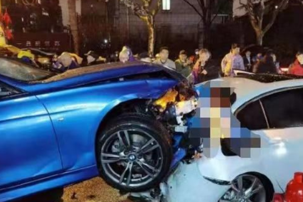 上海宝马连撞多车致2死5伤，事故发生的原因是什么？