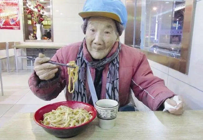 上海一阿姨吃面吃到自己继承面馆当老板，你知道哪些关于这位阿姨的故事？