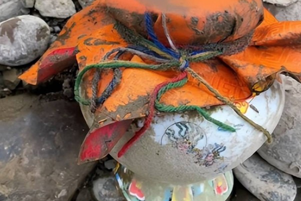 嘉陵江水位降低滩涂裸露，市民发现一神秘坛子！难道是骨灰坛子？