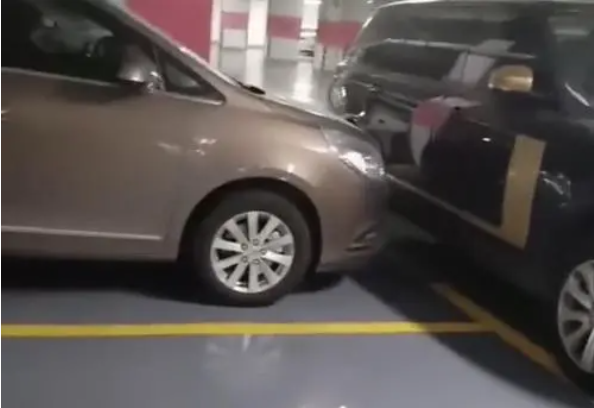 浙江一男子私占停车位还下战书，表示谁先挪车谁是孙子，物业最后怎么处理？