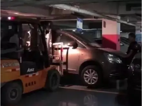 浙江一男子私占停车位还下战书，表示谁先挪车谁是孙子，物业最后怎么处理？