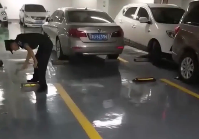 浙江一男子私占停车位还下战书，表示谁先挪车谁是孙子，物业最后怎么处理？