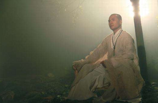 人生不再初相逢 洗尽铅华也从容 繁华落尽皆是空 一切尽在悔恨中这句话是什么？