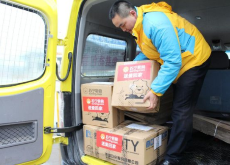 苏宁易购是用什么快递的？？跟京东一样上门吗？
