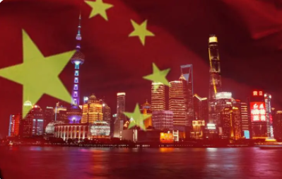 生在国旗下长在春风里是什么意思