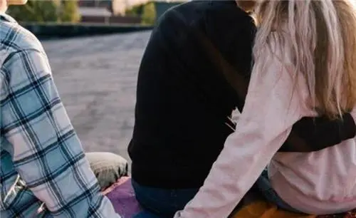 安徽一女子与丈夫上司家中幽会,被丈夫当场捉住,妻子对此有何回应?