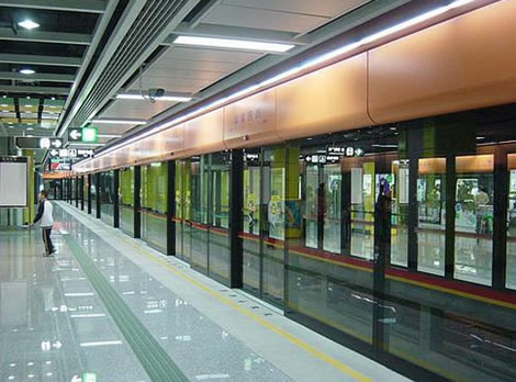 广州番禺广场地铁站 D 口出现一人持刀乱砍，受伤人员已送往医院，持刀者当场被击伤，目前情况如何？