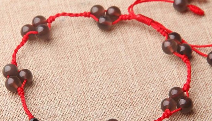 女生脚上系黑绳的寓意是什么？