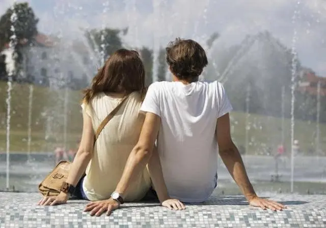 在婚姻中老公有个特别好的异性朋友而且还在一起共事，我该怎么办？