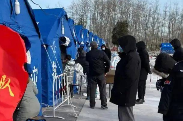 广州一女子下班走错路误入封控区,这种情况可以放行吗?