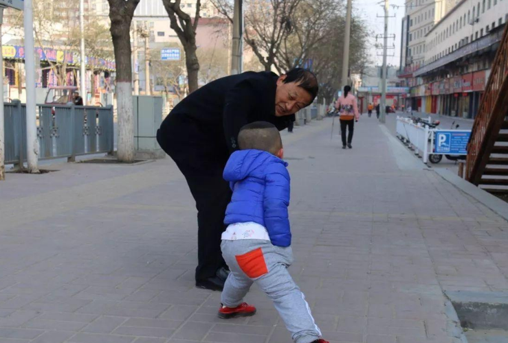 呼和浩特3岁萌娃犯错自觉撅屁股等妈妈打，孩子是怎么意识到自己错误的？