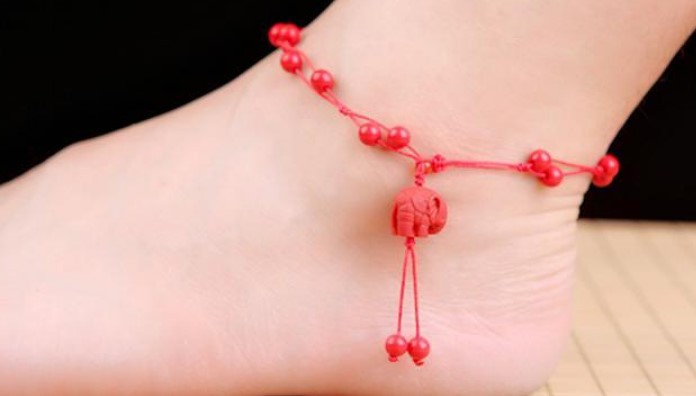 女生脚上系黑绳的寓意是什么？