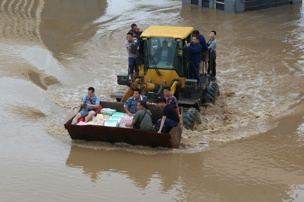 郑州小卖部大爷为居民免费供电,从大爷的善举中体现出了什么?