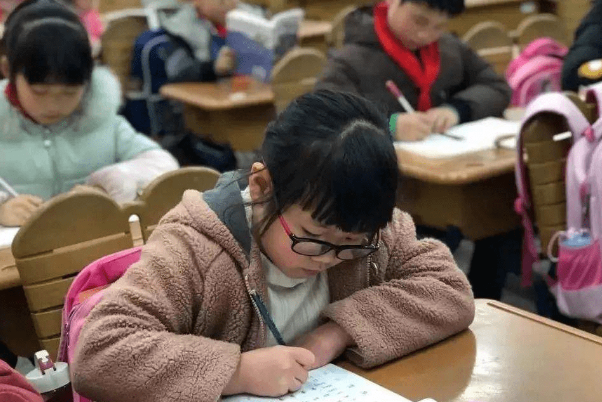 坐在叔叔棍子上写作业好不好？