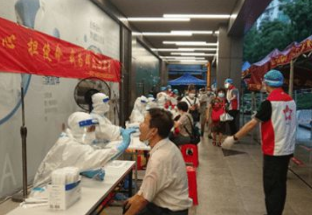 广州一女子下班走错路误入封控区,这种情况可以放行吗?