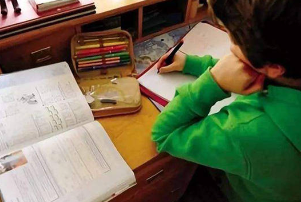 学长做错一道题就插一支笔,对吗?