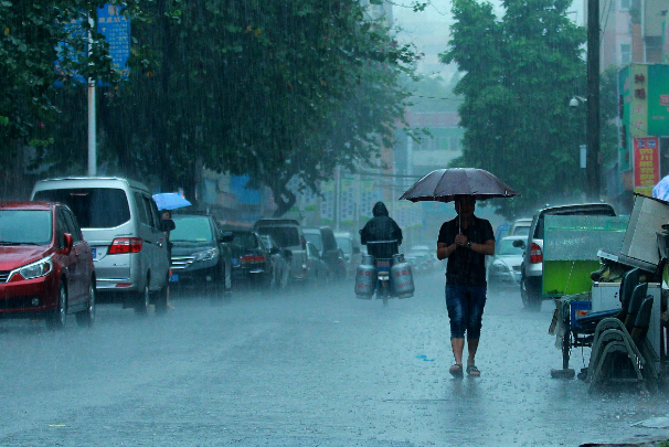 郑州小卖部大爷为居民免费供电,从大爷的善举中体现出了什么?